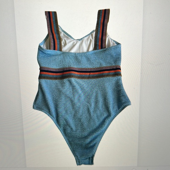 Cupshe baby blue, textured, color block, V-neck, one piece swimsuit - size med - Picture 6 of 8